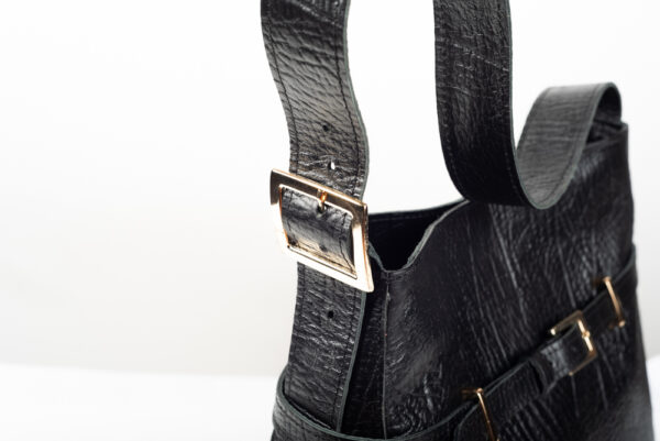 Δερμάτινη τσάντα Genui leather με ζωνάκι μαύρη - Image 3