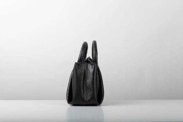 Δερμάτινη τσάντα Genui Leather με πιέτες και χερούλι Μαύρη - Image 4